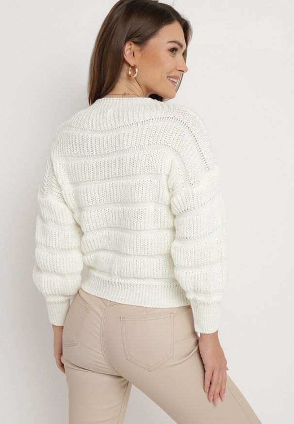 Born2be - Jasnobeżowy Sweter o Krótkim Fasonie z Luźnymi Rękawami Hejlla. Kolor: beżowy. Materiał: materiał. Długość: krótkie. Sezon: zima, jesień
