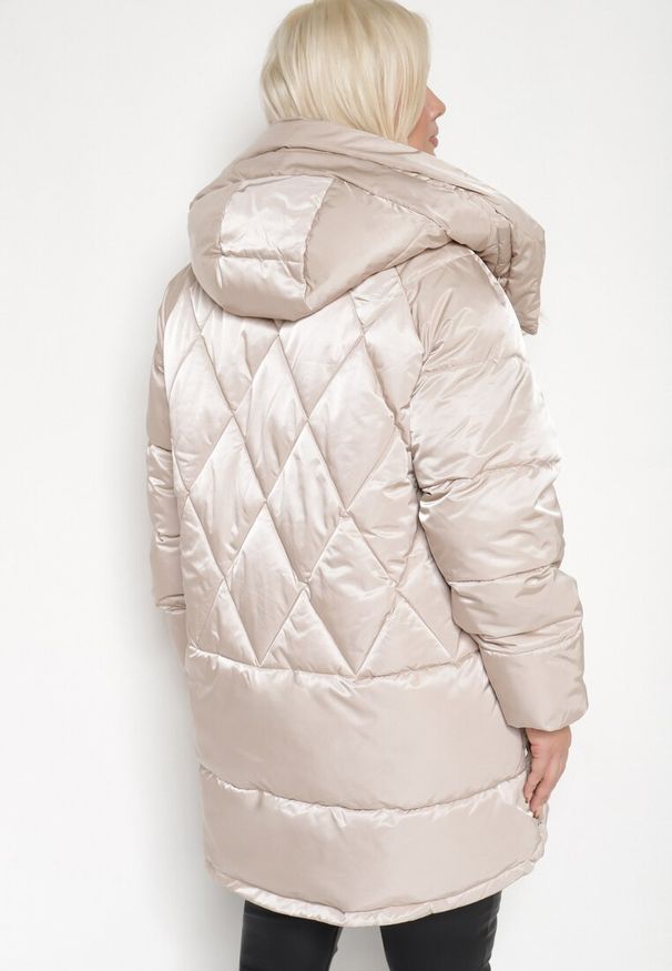 Born2be - Jasnobeżowa Pikowana Kurtka z Rozcięciami na Napy i z Kapturem ze Ściągaczami Letamira. Okazja: na co dzień. Typ kołnierza: kaptur. Kolekcja: plus size. Kolor: beżowy. Materiał: jeans. Długość rękawa: długi rękaw. Długość: długie. Styl: elegancki, casual