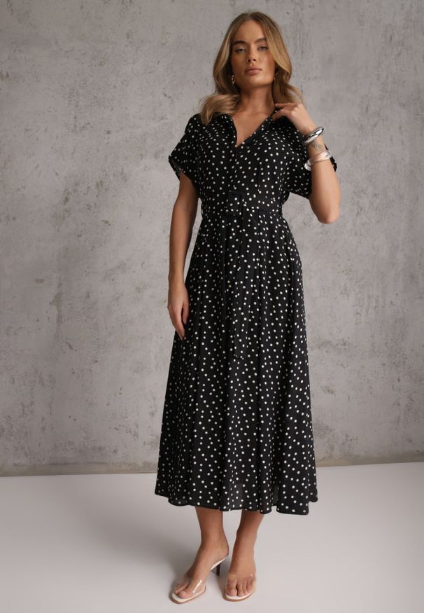 Renee - Czarna Wiskozowa Sukienka w Kropeczki o Koszulowym Kroju z Wiązanym Paskiem Jynyra. Kolor: czarny. Materiał: wiskoza. Sezon: lato. Typ sukienki: koszulowe. Styl: klasyczny, retro, elegancki