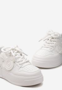 Born2be - Białe Sneakersy na Grubej Podeszwie z Abstrakcyjną Aplikacją Cadisa. Kolor: biały. Wzór: aplikacja