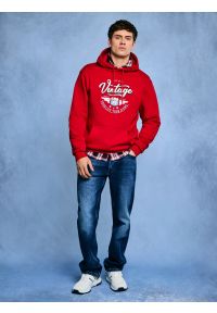 Big-Star - Bluza męska z kapturem z nadrukiem czerwona Luka 603. Okazja: na co dzień. Typ kołnierza: kaptur. Kolor: czerwony. Materiał: dzianina, jeans, dresówka. Wzór: nadruk. Styl: casual, sportowy #4