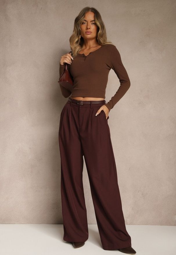 Renee - Brązowa Bawełniana Bluzka Longsleeve z Prążkowanej Tkaniny z Guziczkami Amandria. Okazja: na co dzień. Kolor: brązowy. Materiał: tkanina, bawełna, prążkowany. Długość rękawa: długi rękaw. Styl: casual