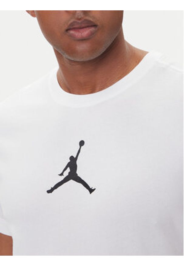 Nike T-Shirt CW5190 102 Biały Regular Fit. Kolor: biały. Materiał: bawełna, syntetyk