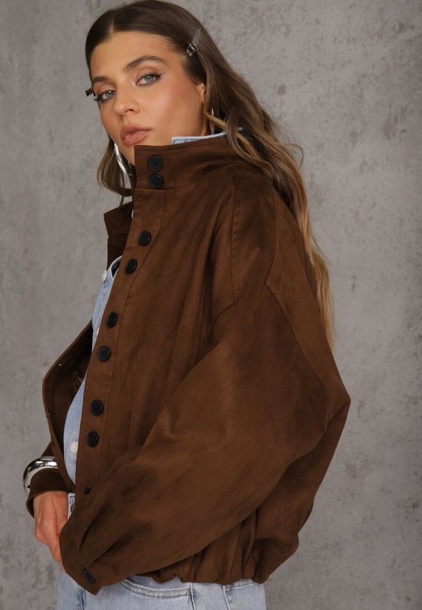 Renee - Brązowa Kurtka Bomber Jacket Ozdobiona Guzikami Quilimi. Okazja: na co dzień. Kolor: brązowy. Wzór: aplikacja. Styl: casual, elegancki