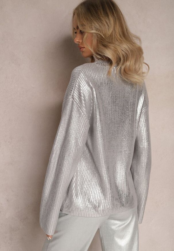 Renee - Srebrny Metaliczny Sweter z Długim Rękawem Vivalei. Kolor: srebrny. Materiał: dzianina. Długość rękawa: długi rękaw. Długość: długie. Styl: klasyczny