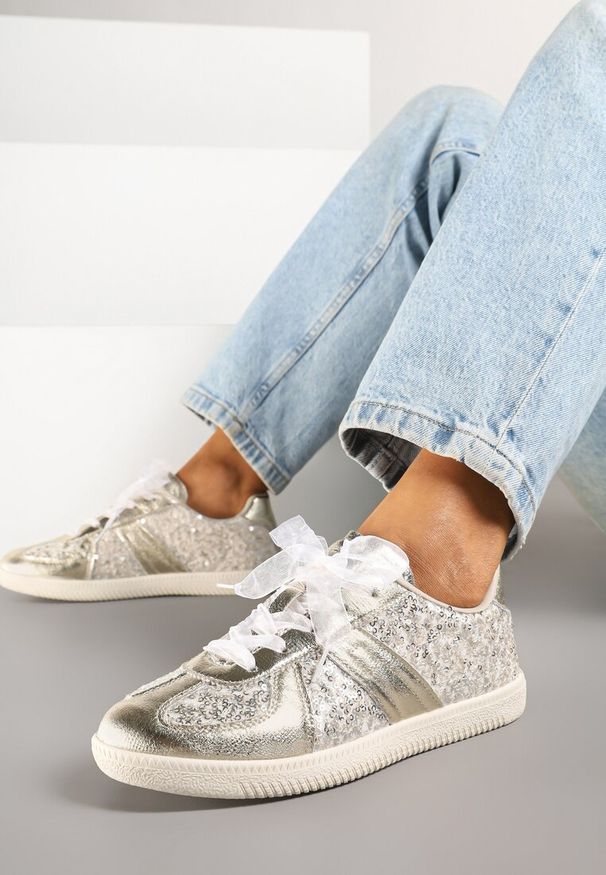 Renee - Złote Cekinowe Sneakersy z Wkładką ze Skóry Naturalnej Polwia. Okazja: na co dzień. Kolor: złoty. Materiał: skóra