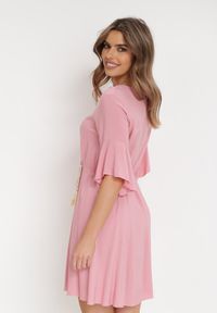 Born2be - Różowa Sukienka Myrope. Typ kołnierza: dekolt kopertowy. Kolor: różowy. Materiał: wiskoza, tkanina. Długość rękawa: krótki rękaw. Wzór: aplikacja, gładki. Typ sukienki: kopertowe. Styl: elegancki. Długość: mini #3