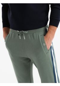 Ombre Clothing - Męskie dresowe spodnie z lampasami i ściągaczami na nogawkach – oliwkowe V2 OM-PASK-0258 - XXL. Kolor: oliwkowy. Materiał: dresówka. Wzór: aplikacja, kolorowy. Styl: retro, elegancki #5