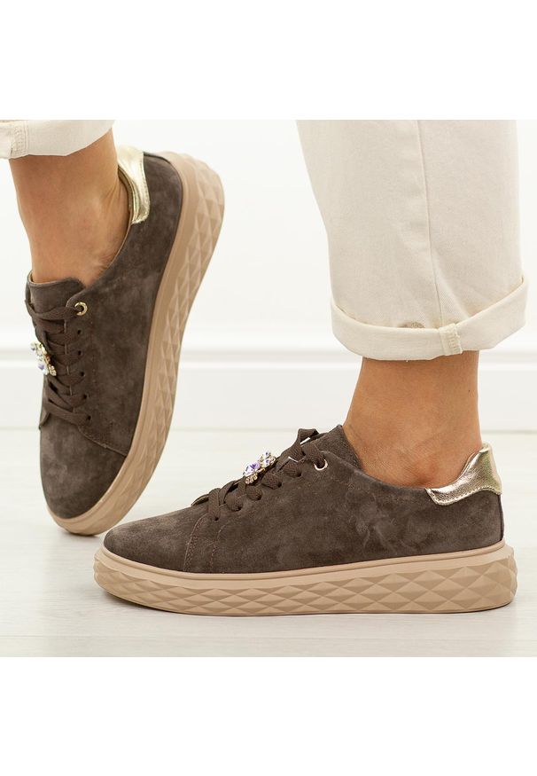 Czekoladowe skórzane sneakersy damskie Sergio Leone Sp110. Okazja: na co dzień. Zapięcie: sznurówki. Kolor: brązowy. Materiał: skóra, nubuk. Sezon: wiosna, jesień, lato. Obcas: na platformie. Styl: casual, klasyczny