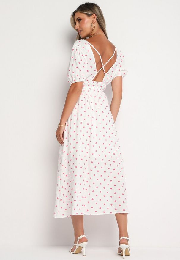 Born2be - Biała Rozkloszowana Sukienka z Odkrytymi Plecami i Gumką w Talii Vendrea. Okazja: na spacer. Typ kołnierza: dekolt w kształcie V. Kolor: biały. Materiał: bawełna. Długość rękawa: krótki rękaw. Sezon: lato. Styl: wizytowy, elegancki