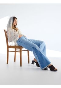 Reserved - Jeansy flare z łączonych materiałów - niebieski. Kolor: niebieski #1