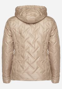 Born2be - Beżowa Pikowana Kurtka z Kapturem i Podszewką w Panterkę Felandre. Okazja: na co dzień, na spacer. Typ kołnierza: kaptur. Kolekcja: plus size. Kolor: beżowy. Materiał: jeans. Wzór: motyw zwierzęcy. Styl: klasyczny, casual #6