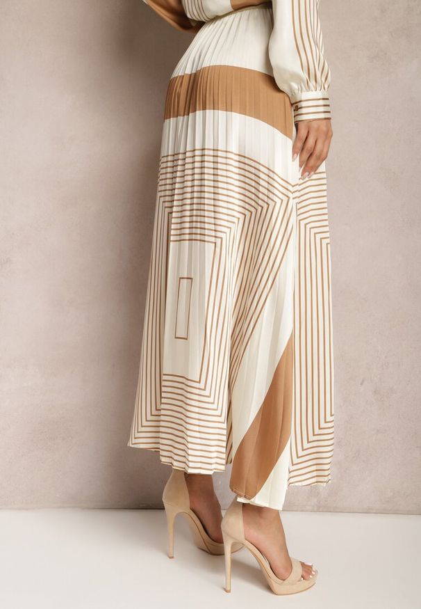 Renee - Beżowa Plisowana Spódnica z Gumką w Pasie Ozdobiona Geometrycznym Wzorem Jenessia. Kolor: beżowy. Wzór: aplikacja, geometria