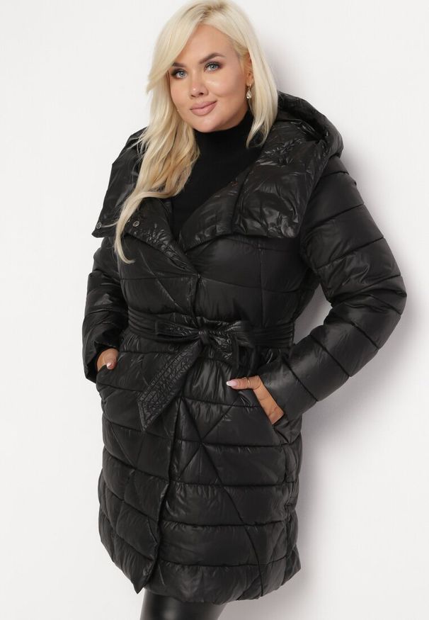 Born2be - Czarna Kurtka Pikowana z Kapturem na Suwak i z Paskiem Geurata. Typ kołnierza: kaptur. Kolor: czarny. Materiał: materiał. Długość rękawa: długi rękaw. Długość: długie