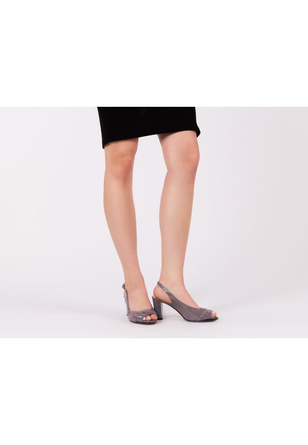 Sandały Bayla-130 1194-091-244 Granat Popiel, Skóra naturalna lakierowana. Kolor: niebieski. Materiał: skóra. Obcas: na obcasie. Styl: elegancki. Wysokość obcasa: średni