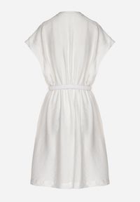 Born2be - Biała Sukienka z Wiskozy o Rozkloszowanym Kroju z Paskiem Sepina. Okazja: na co dzień. Typ kołnierza: dekolt w serek. Kolor: biały. Materiał: wiskoza. Długość rękawa: krótki rękaw. Wzór: aplikacja. Sezon: lato. Styl: klasyczny, casual, elegancki #2