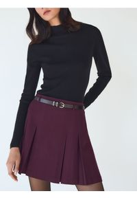 Reserved - Plisowana spódnica z paskiem - bordowy. Kolor: czerwony. Materiał: wiskoza, tkanina #1