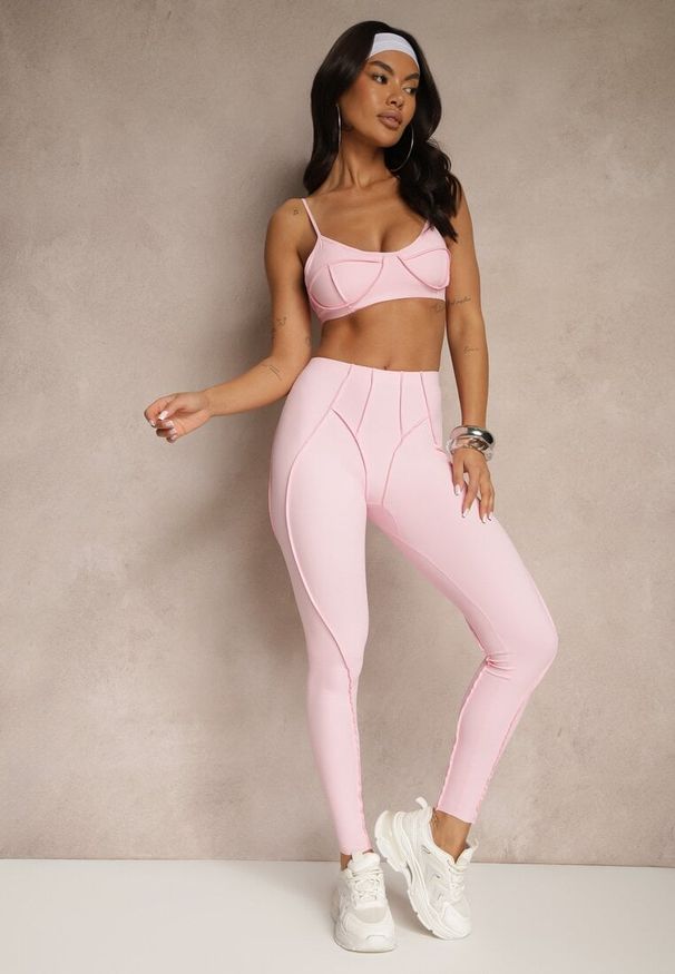 Renee - Jasnoróżowy Komplet Sportowy Zdobiony Przeszyciami Legginsy i Top Filaranea. Kolor: różowy. Materiał: jeans. Wzór: aplikacja