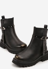 Born2be - Czarno-Złote Botki z Metalową Klamrą i Nitami Aloriana. Okazja: na uczelnię, na co dzień. Zapięcie: klamry. Kolor: czarny. Materiał: jeans. Wzór: kolorowy. Styl: elegancki, casual, rockowy #3