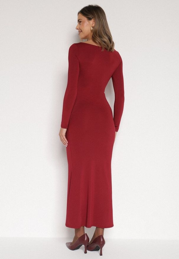 Born2be - Bordowa Koktajlowa Sukienka z Wiskozą i Metaliczną Ozdobą Refare. Okazja: na imprezę. Kolor: czerwony. Materiał: wiskoza. Wzór: aplikacja. Styl: wizytowy