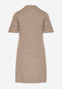 Born2be - Beżowa Sweterkowa Sukienka Trapezowa Ozdobiona Aplikacjami i Perełkami Iletusa. Okazja: na co dzień, do pracy. Kolor: beżowy. Wzór: aplikacja. Typ sukienki: trapezowe. Styl: casual, elegancki, klasyczny. Długość: midi #7