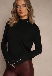 Renee - Czarny Golf o Dopasowanym Kroju Zdobiony Minimalistycznymi Aplikacjami Unissa. Okazja: na spacer. Typ kołnierza: golf. Kolor: czarny. Materiał: jeans. Wzór: aplikacja. Styl: klasyczny, elegancki #1