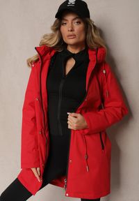 Renee - Czerwona Kurtka w Stylu Parki na Napy ze Ściągaczami w Pasie Ardodia. Okazja: na co dzień. Typ kołnierza: kaptur. Kolor: czerwony. Materiał: jeans. Styl: casual, elegancki #3