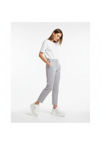 CheBello - Sneakersy damskie Chebello, model na podwyższonej platformie z cholewką ze skóry naturalnej, wiązany szerokimi tasiemkami, z masywną podeszwą o wyraź. Okazja: na co dzień. Kolor: biały. Materiał: skóra. Szerokość cholewki: normalna. Wzór: grochy. Obcas: na platformie. Styl: casual, elegancki, sportowy, klasyczny #4