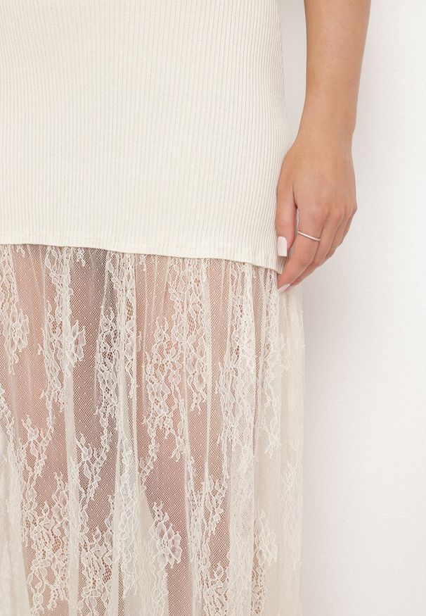 Born2be - Beżowa Prążkowana Sukienka Koktajlowa Ozdobiona Koronką Sonalitea. Kolor: beżowy. Materiał: prążkowany, koronka. Wzór: aplikacja, koronka. Styl: wizytowy