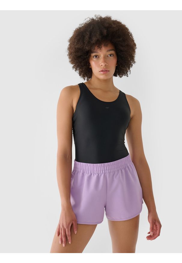 4f - 4F Spodenki plażowe damskie - fioletowe M. Okazja: na plażę. Kolor: fioletowy. Materiał: guma, elastan, syntetyk, materiał. Długość: krótkie. Sezon: lato. Styl: casual, wakacyjny