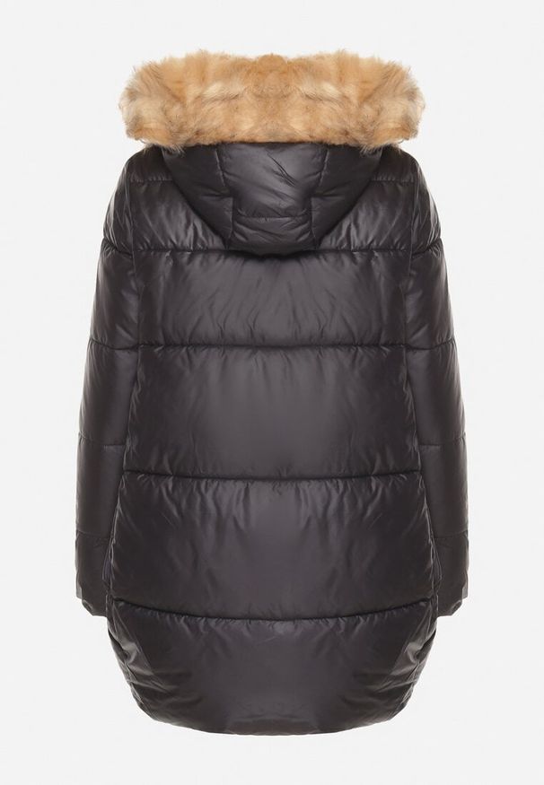 Born2be - Czarna Pikowana Kurtka o Trapezowym Kroju z Kapturem i Odpinanym Futerkiem Deolaine. Okazja: na co dzień. Typ kołnierza: kaptur. Kolor: czarny. Materiał: futro. Długość rękawa: długi rękaw. Długość: długie. Styl: elegancki, casual