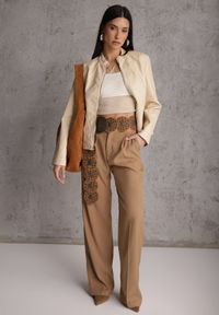 Renee - Beżowa Kurtka Ramoneska o Taliowanym Kroju z Ozdobnymi Lamówkami Esanora. Kolor: beżowy. Materiał: poliester. Styl: rockowy #3