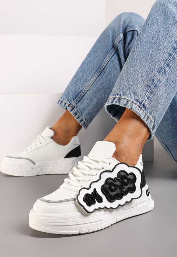 Born2be - Biało-Czarne Sneakersy na Grubej Podeszwie z Gumowymi Zdobieniami w Postaci Kwiatów Benalita. Nosek buta: okrągły. Zapięcie: sznurówki. Kolor: biały. Materiał: guma. Wzór: aplikacja, kwiaty. Obcas: na obcasie. Wysokość obcasa: niski
