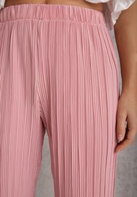 Renee - Różowe Plisowane Spodnie High Waist z Szerokimi Nogawkami Sedalia. Stan: podwyższony. Kolor: różowy. Materiał: satyna #7