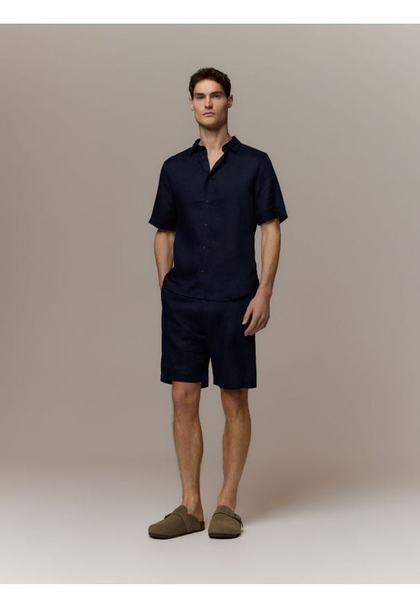 Reserved - Lniana koszula slim fit - granatowy. Kolor: niebieski. Materiał: len