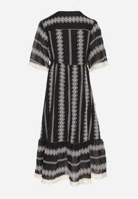 Born2be - Czarna Bawełniana Sukienka Boho o Rozkloszowanym Kroju z Wiązaniem i Haftem Korithira. Okazja: na co dzień, na spacer. Typ kołnierza: dekolt w serek. Kolor: czarny. Materiał: bawełna. Wzór: haft. Sezon: lato. Typ sukienki: rozkloszowane. Styl: boho #6