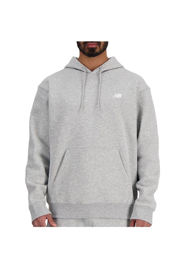 Bluza męska New Balance MT41511AG - szara. Okazja: na co dzień. Kolor: szary. Materiał: bawełna, tkanina, dresówka, poliester. Wzór: aplikacja. Styl: casual, klasyczny