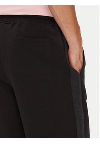 GANT - Gant Szorty sportowe 2825122T Czarny Regular Fit. Kolor: czarny. Materiał: bawełna. Styl: sportowy #5
