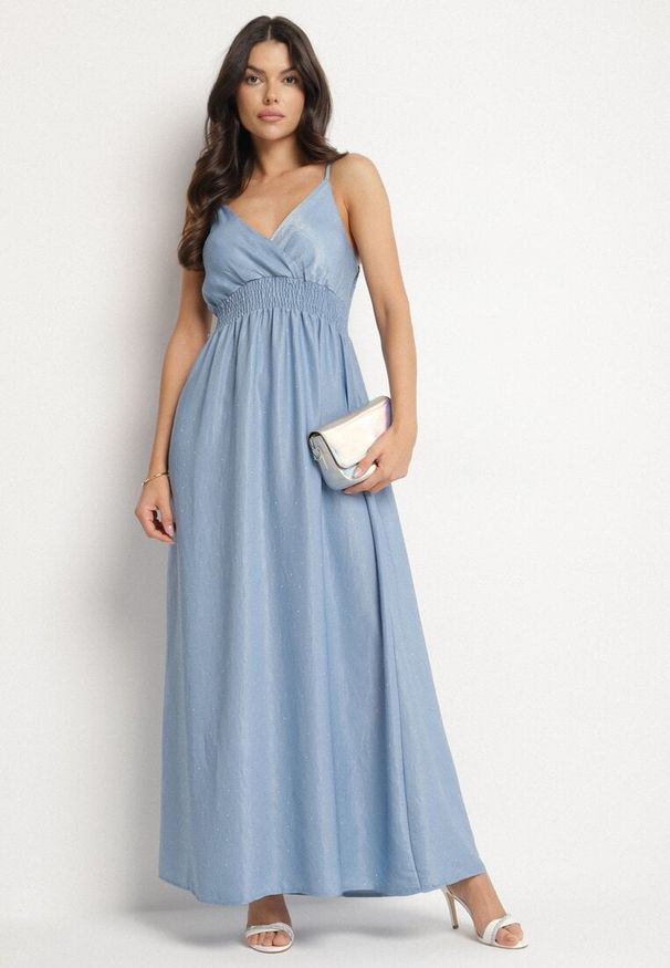 Born2be - Jasnoniebieska Kopertowa Sukienka na Ramiączkach z Wiskozy Zdobiona Cyrkoniami Ararielle. Okazja: na spacer, na imprezę, na co dzień. Typ kołnierza: dekolt w kształcie V. Kolor: niebieski. Materiał: wiskoza. Długość rękawa: na ramiączkach. Wzór: aplikacja. Typ sukienki: kopertowe. Styl: casual, klasyczny