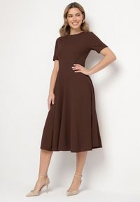 Born2be - Brązowa Sukienka Rozkloszowana z Taliowaniem Telorwena. Kolor: brązowy. Materiał: tkanina. Styl: klasyczny