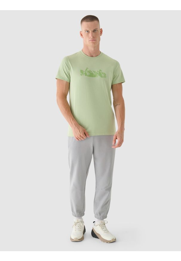 4f - 4F T-shirt regular z nadrukiem męski - oliwkowy XXL. Okazja: na co dzień. Kolor: oliwkowy, brązowy, wielokolorowy. Materiał: jersey, dzianina, bawełna. Długość rękawa: krótki rękaw. Długość: krótkie. Wzór: nadruk. Styl: casual, sportowy, klasyczny