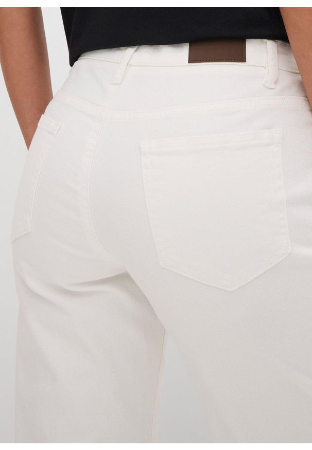 bonprix - Dżinsy ze stretchem Mom, mid waist, long. Okazja: na co dzień. Kolor: biały. Styl: casual