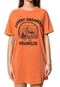 Wrangler - DAMSKA SUKIENKA WRANGLER TEE DRESS BURNT OCHRE W9073GF3B. Wzór: nadruk #9