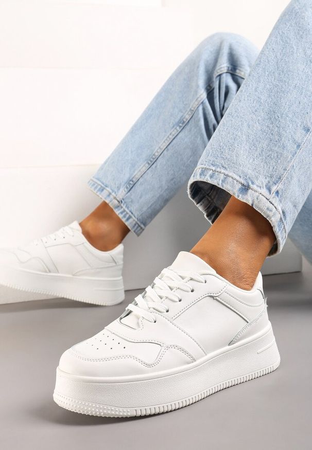 Born2be - Białe Sneakersy na Grubej Podeszwie przed Kostkę Kiwiana. Okazja: na co dzień. Wysokość cholewki: przed kostkę. Nosek buta: okrągły. Zapięcie: sznurówki. Kolor: biały. Materiał: jeans. Sezon: jesień, wiosna