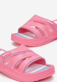 Born2be - Różowe Basenowe Klapki na Niskim Koturnie z Wycięciami Narsilla. Okazja: na plażę. Kolor: różowy. Materiał: guma. Wzór: aplikacja. Obcas: na koturnie