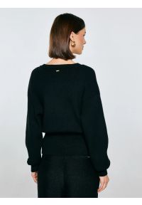 Big-Star - Sweter damski z wiskozy taliowany czarny Goldi 906. Okazja: na spotkanie biznesowe, na co dzień, do pracy, na randkę. Kolor: czarny. Materiał: wiskoza. Długość: krótkie. Styl: casual, klasyczny, biznesowy