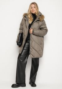Born2be - Ciemnozielona Kurtka z Asymetrycznym Pikowaniem i Kapturem z Futerkiem Ruvita. Okazja: na co dzień. Typ kołnierza: golf. Kolekcja: plus size. Kolor: zielony. Materiał: futro. Styl: casual #7