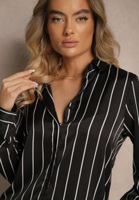 Renee - Czarna Koszula w Pionowe Prążki z Możliwością Podpięcia Rękawów Cerraza. Okazja: do pracy, na co dzień. Kolor: czarny. Materiał: jeans. Wzór: prążki. Styl: casual
