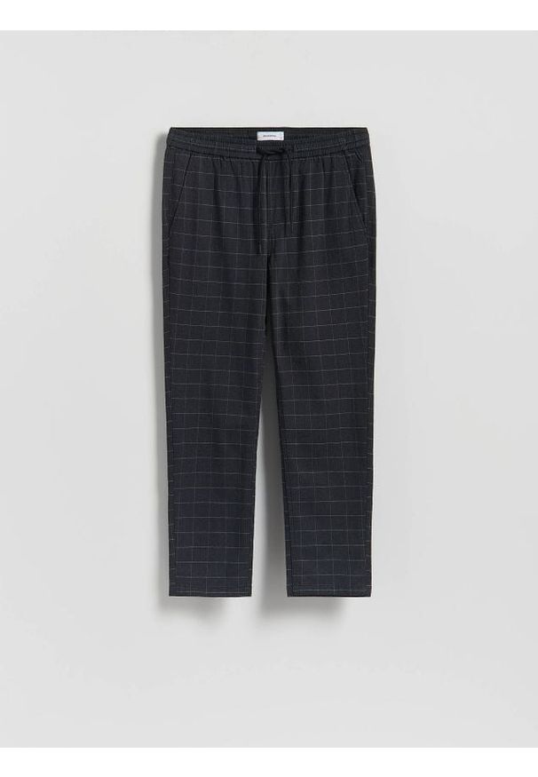 Reserved - Spodnie slim fit w kratę - granatowy. Kolor: niebieski. Materiał: wiskoza, bawełna