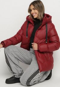 Born2be - Bordowa Pikowana Kurtka z Kapturem Ozdobiona Sznurkami Olittia. Okazja: na co dzień. Typ kołnierza: kaptur. Kolor: czerwony. Materiał: jeans. Wzór: aplikacja. Styl: casual #4